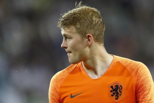 德弗里踢什么位置？