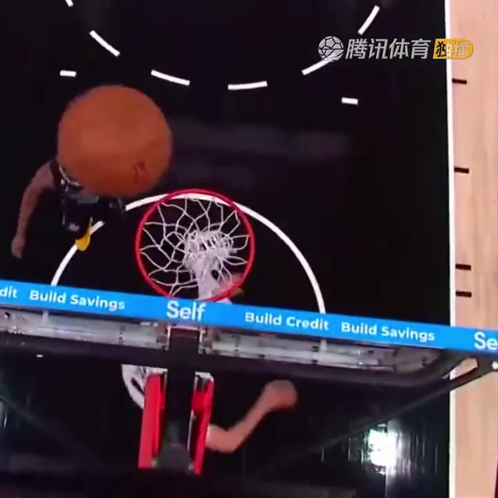 罕見一幕！努爾基奇拋投 球神奇停在籃板上沿 看呆凱爾登！（努爾基奇集錦）